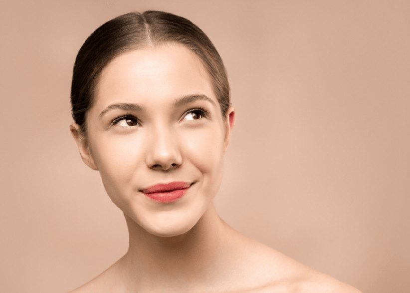 Frau mit strahlenden, offenen Augen